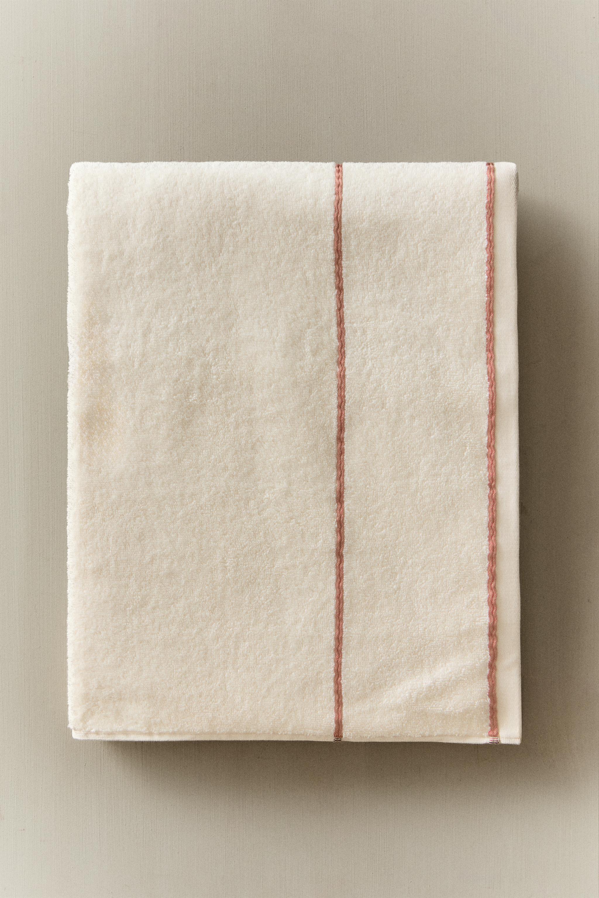 BATH TOWEL WITH CONTRAST PIPING